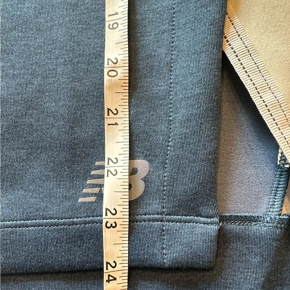New Balance Woman’s speed run Sweater in stone blue heather. - Picture 7 of 8